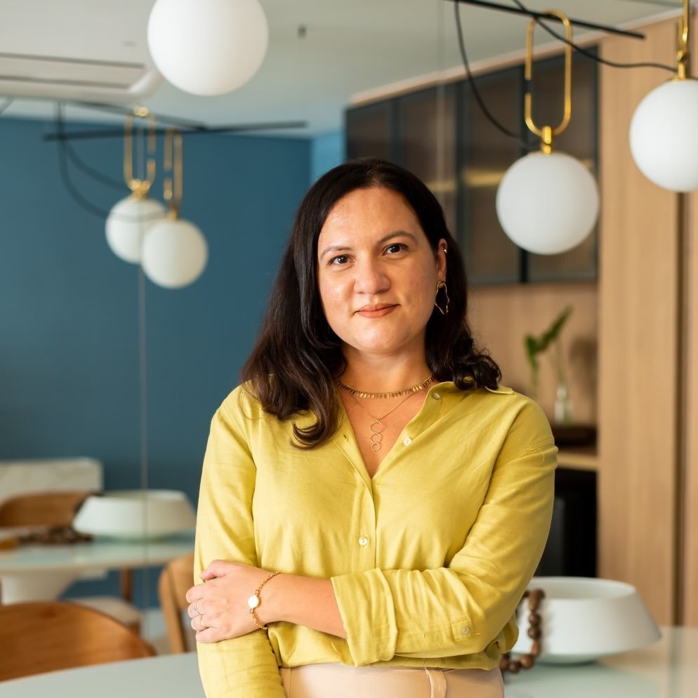 Mariana Barreto em ambiente projetado