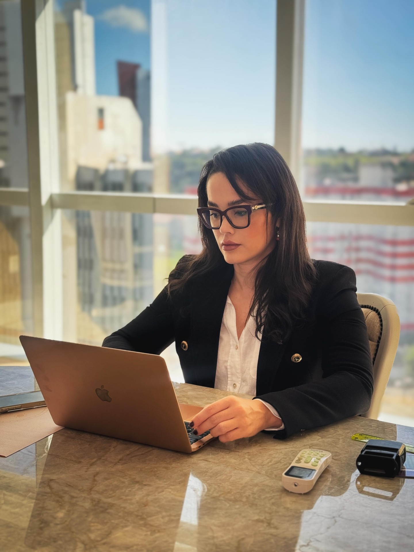Dra. Árdala Ariane em seu consultório
